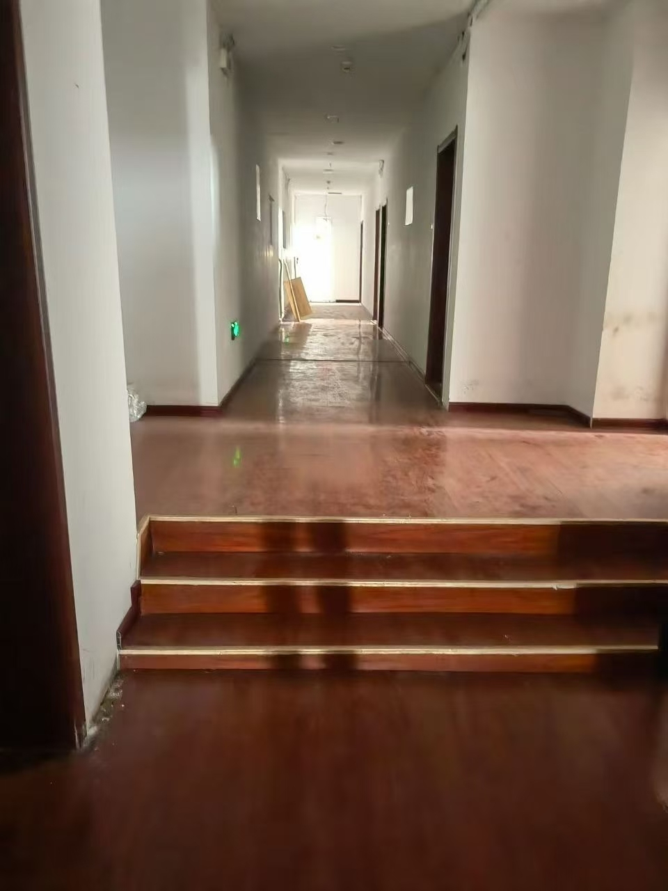 本酒店现出租公寓式二楼1500平