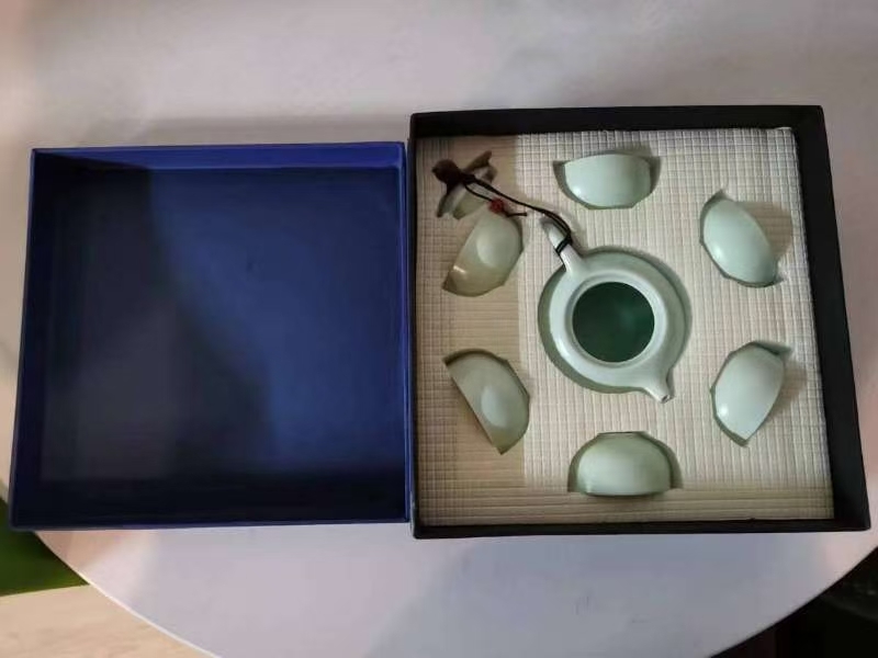 个人转让全新青瓷茶具礼盒，一壶六杯